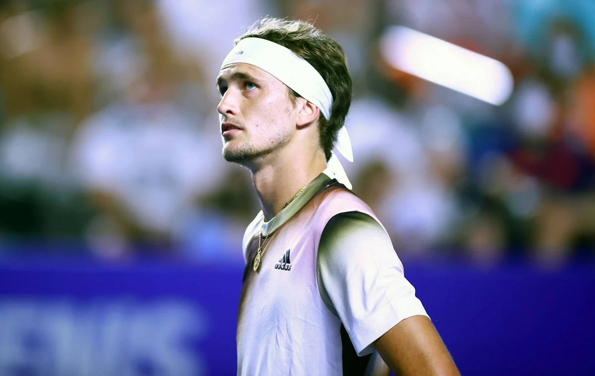 Alexander Zverev wywołał szok na turnieju w Acapulco, gdy podczas meczu deblowego wściekł się na arbitra i wulgarnie go obraził. Uderzał także rakietą w stołek sędziowski. Niemiecki tenisista rosyjskiego pochodzenia został wykluczony z turnieju. Później przeprosił sędziego. 
