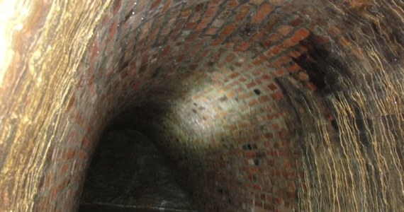 W Szczecinie ruszyły prace zabezpieczające w odkrytych w skarpie Zamku Książąt Pomorskich tunelach. Pracujące pod ziemią ekipy mają za zadanie wzmocnić konstrukcję podziemnych korytarzy i udrożnić drugie wejście. Zarządca zamku liczy, że uda się zrobić z tuneli turystyczną atrakcję.