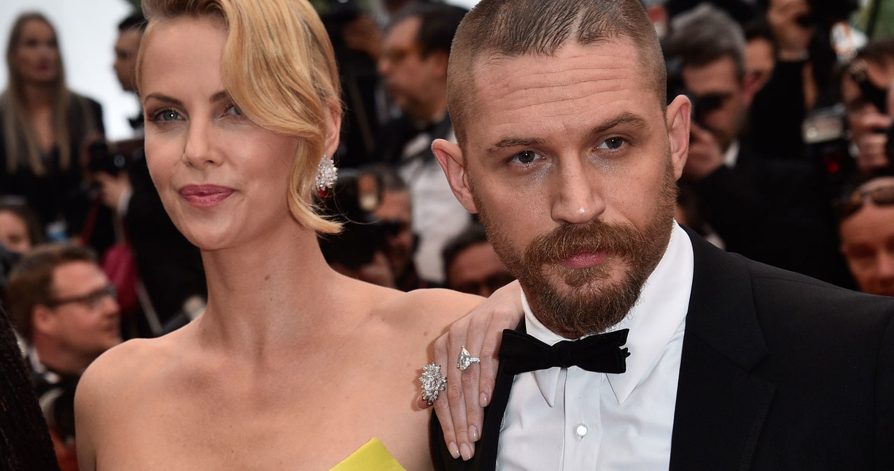 Od dawna nie jest tajemnicą, że relacje między Charlize Theron a Tomem Hardym na planie filmu „Mad Max: Na drodze gniewu” były bardzo napięte. I choć na temat ich konfliktu powiedziano już wiele, to nieznane i szokujące fakty ujawniła dopiero wydana właśnie książka o kulisach powstania tego filmu. Dowiadujemy się z niej, że Hardy’emu często zdarzały się napady złości, a jego notoryczne spóźnienia mocno irytowały partnerującą mu na planie Theron. W krytycznym momencie aktorka poprosiła o osobistą ochronę. „Tom był wtedy naprawdę agresywny. Charlize czuła się autentycznie zagrożona” – wspomina operator filmowy Mark Goellnicht.