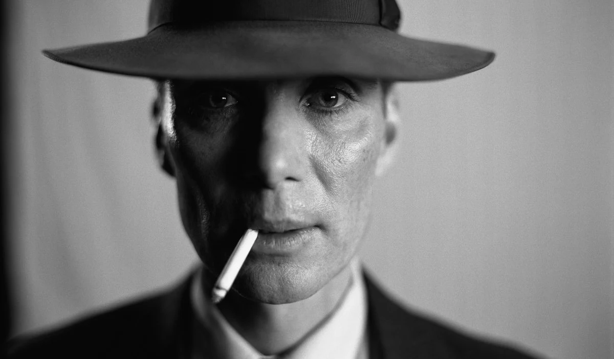 ​Zaczęły się zdjęcia do najnowszego filmu Christophera Nolana zatytułowanego "Oppenheimer". Ojca chrzestnego bomby atomowej J. Roberta Oppehnheimera zagra Cillian Murphy. Do obsady dołączył właśnie Kenneth Branagh, a studio Universal opublikowało pierwsze zdjęcie.