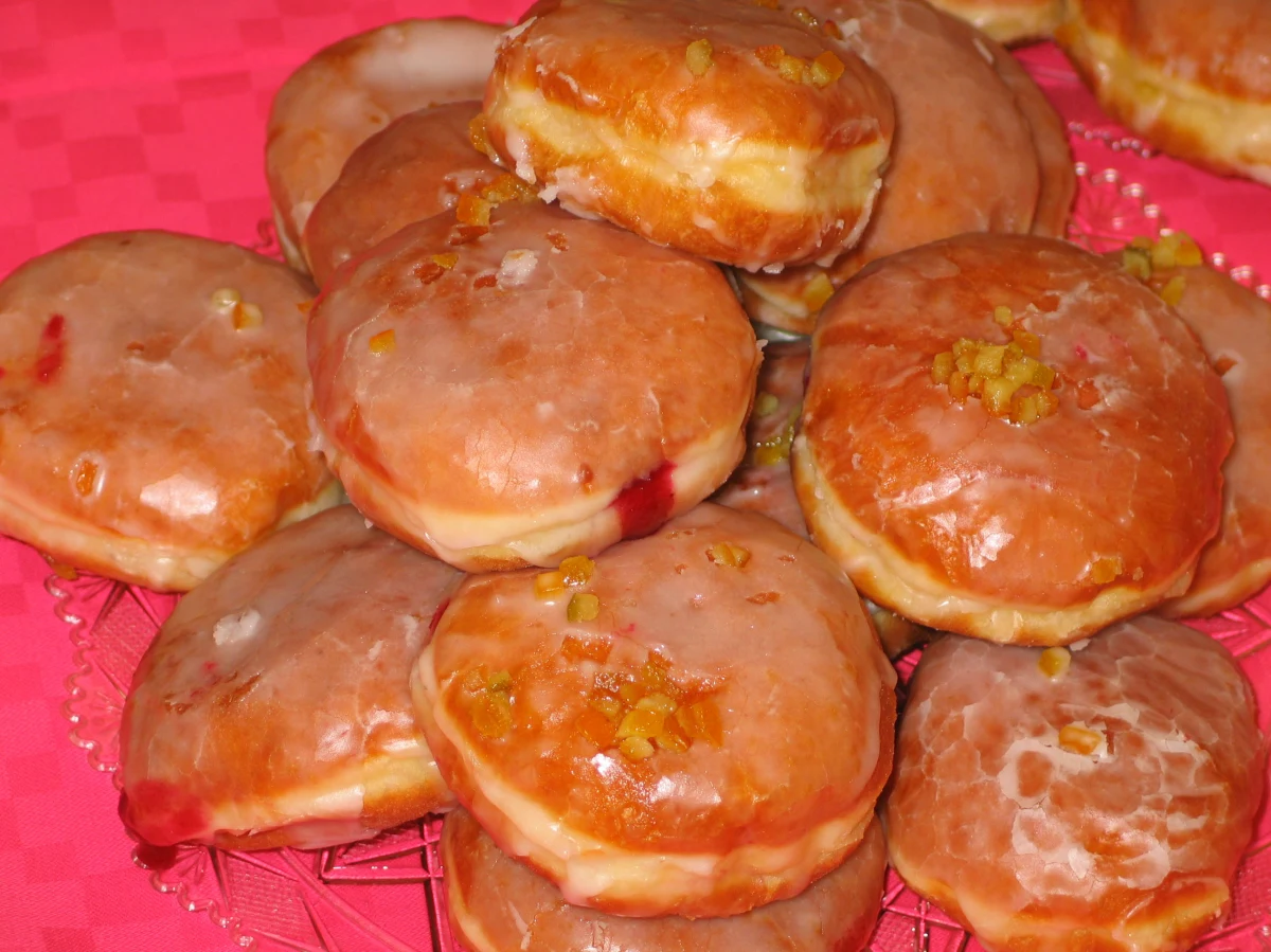 24 lutego wypada w tym roku ostatni czwartek przed Wielkim Postem, czyli w polskiej tradycji - tłusty czwartek. Objadanie się, zwłaszcza pączkami, nieodłącznie wiąże się z obchodzeniem tego dnia w Polsce. Zobacz nasz przepis na pączki i faworki.