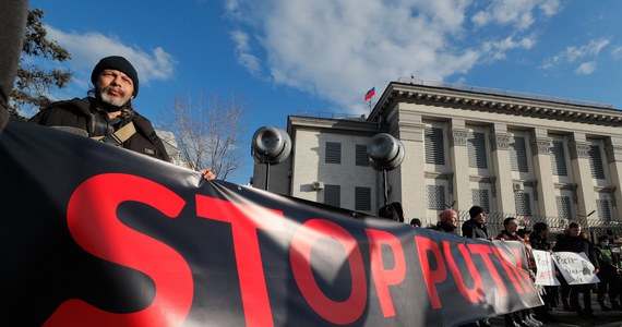 Rosja rozpoczęła ewakuację dyplomatów z Ukrainy. Decyzję rosyjskiego MSZ potwierdził attaché prasowy ambasady w Kijowie Denis Golienko. Reuters podaje, że z masztu na budynku ambasady zniknęła rosyjska flaga.  