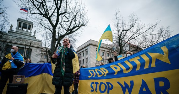 Za mało i zbyt późno - brytyjskie media krytykują zakres sankcji wprowadzonych przeciwko Rosji. Dołączają się do nich także niektórzy politycy, krytykując zakres tej interwencji. To tak, jakby ktoś z wiatrówką stanął do pojedynku z rewolwerowcem.  