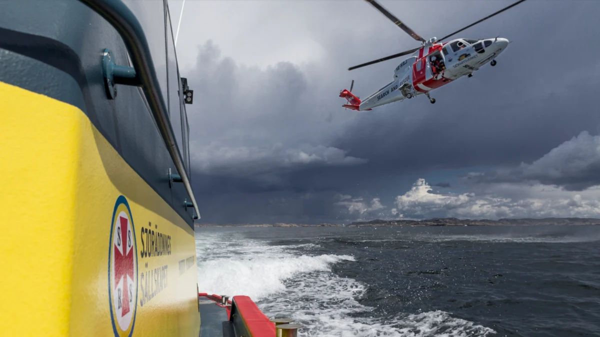 Podczas rejsu z Władysławowa do Szwecji kapitan jachtu s/y Yachting wpadł za burtę. Rzecznik SAR Rafał Goeck powiedział, że mężczyzna został podjęty przez szwedzkie służby ratownicze i przetransportowany do szpitala w Karlskronie.
