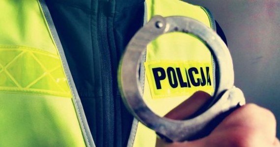 Do policyjnego aresztu trafił 21-letni mężczyzna podejrzany o ugodzenie nożyczkami w brzuch 24-latka z Puław. Poszkodowany trafił do szpitala, jego życiu nie zagraża niebezpieczeństwo. Do zdarzenia doszło, gdy 24-letni mężczyzna przyszedł oddać pieniądze swojej siostrze.