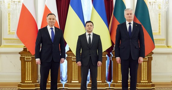 Prezydenci Andrzej Duda, Gitanas Nauseda i Wołodymyr Zełenski potępili w środę we wspólnym oświadczeniu uznanie przez Rosję dwóch "republik ludowych" na wschodzie Ukrainy. "To kolejne rażące naruszenie podstawowych norm i zasad" - czytamy w oświadczeniu. Przywódcy spotkali się w Kijowie.