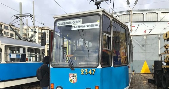 Klub Sympatyków Transportu Miejskiego z Wrocławia ma od dziś nowe pojazdy. To kultowy tramwaj Konstal 105Na z 1981 roku i dźwig marki Star, który pomagał przy wykolejeniach tramwajów.