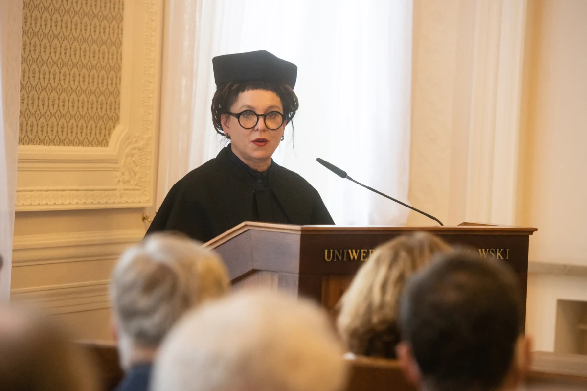 Olga Tokarczuk odebrała tytuł doktora honoris causa Uniwersytetu Warszawskiego. Kandydaturę, zaproponowaną przez dziekanów Wydziałów Polonistyki i Artes Liberales, przyjęto przez aklamację pod koniec ubiegłego roku. Bohaterowie - jak powiedział promotor Olgi Tokarczuk prof. Andrzej Mencwel - mogą nie istnieć, ale "głęboko im wierzymy. Na tym właśnie polega mit" - skonstatował.