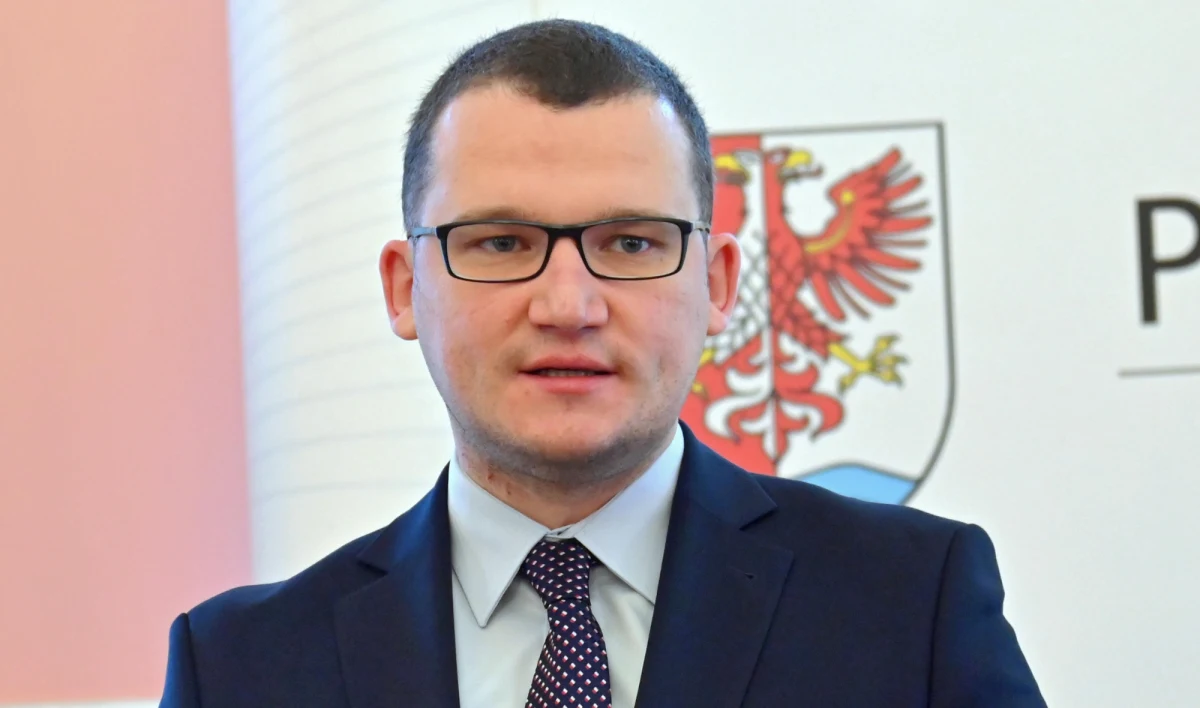 Mamy gotowe scenariusze na dość dużą grupę ewentualnych uchodźców z Ukrainy. Główne zaangażowanie województwa to podkarpackie i lubelskie. Tam w razie potrzeby powstaną punkty recepcyjne - przekazał wiceszef MSWiA Paweł Szefernaker. Jak dodał, powołano też specjalny zespół międzyresortowy. 