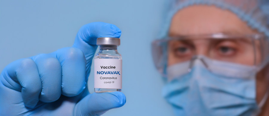 Szczepionka od frimy Novavax to dwudawkowa formuła, którą można przechowywać w lodówce. Jej działanie różni się od obecnie dostępnych szczepionek przeciw Covid-19. Jak przekazał resort zdrowia, szczepionka Nuvaxovid firmy Novavax (dawka 0,5 ml) będzie stosowana w Polsce od 1 marca 2022 r. u osób od 18 lat, w ramach Narodowego Programu Szczepień. Przeczytaj więcej  tym preparacie i zaleceniach do jego podawania.
