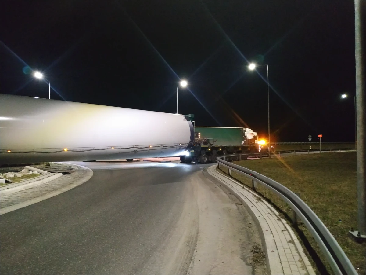 Uwaga kierowcy! Dzisiaj w nocy przez województwo świętokrzyskie, Małopolskę i Podkarpacie będą transportowane potężne elementy turbin wiatrowych, zwanych popularnie wiatrakami. Będą jechały drogą krajową nr 73 z Woli Morawieckiej do Miejsca Obsługi Podróżnych Paszczyna Północ na autostradzie A4.