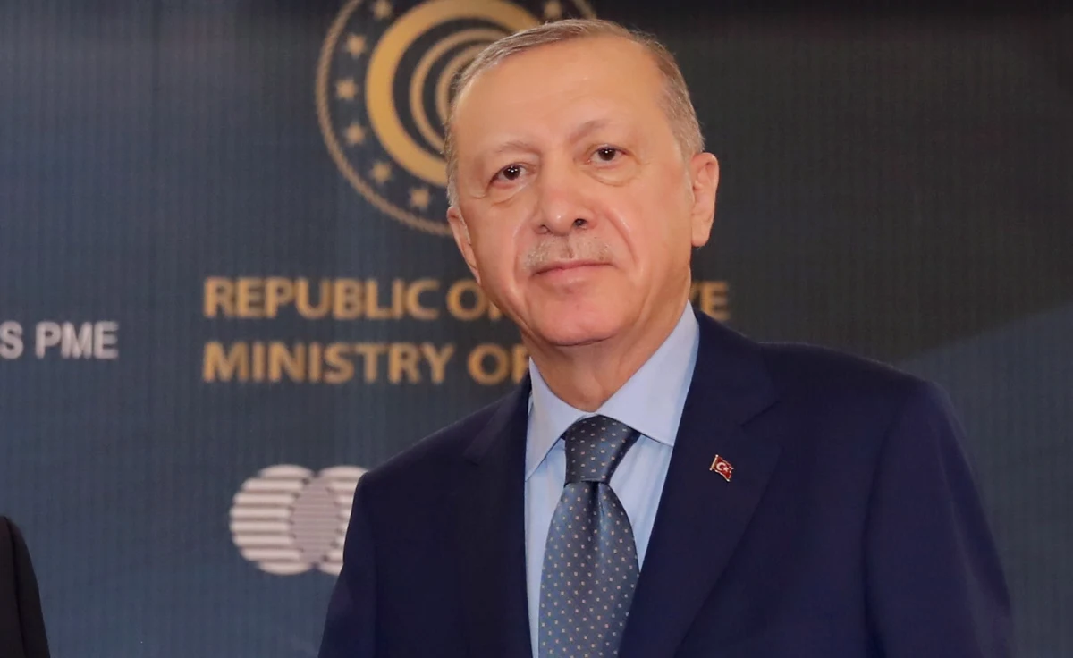 Prezydent Turcji Recep Tayyip Erdogan uprzedził w rozmowie telefonicznej prezydenta Rosji Władimira Putina, że jego kraj nie uzna żadnych działań przeciw suwerenności i integralności terytorialnej Ukrainy. Putin wyraził niezadowolenie z ignorowania przez USA i NATO rosyjskich żądań dotyczących bezpieczeństwa. 