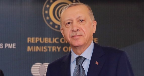 Prezydent Turcji Recep Tayyip Erdogan uprzedził w rozmowie telefonicznej prezydenta Rosji Władimira Putina, że jego kraj nie uzna żadnych działań przeciw suwerenności i integralności terytorialnej Ukrainy. Putin wyraził niezadowolenie z ignorowania przez USA i NATO rosyjskich żądań dotyczących bezpieczeństwa. 