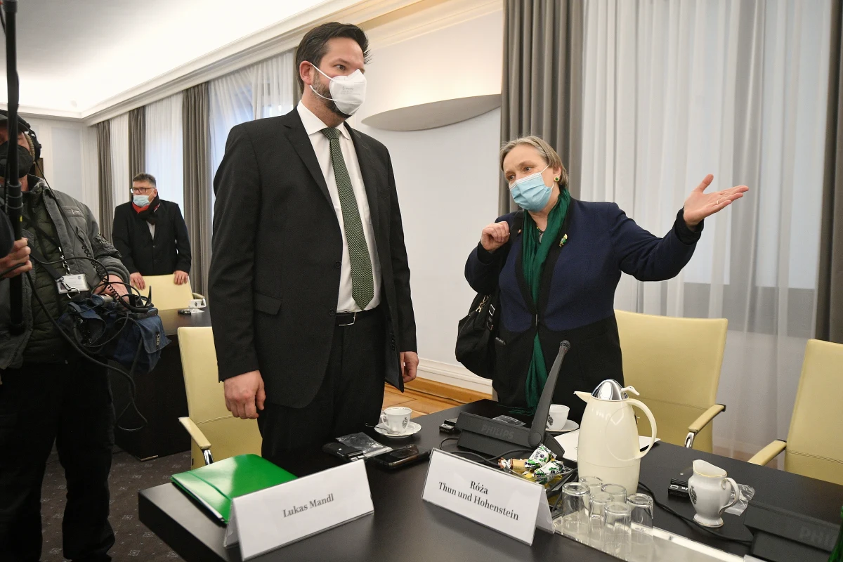 Delegacja europosłów z komisji spraw konstytucyjnych (AFCO) oraz komisji wolności obywatelskich, sprawiedliwości i spraw wewnętrznych (LIBE) Parlamentu Europejskiego zakończyła trzydniową wizytę w Polsce. Jej tematem był stan praworządności w naszym kraju. Europosłowie ocenili, że w Polsce naruszana jest niezależność sądów. Podkreślali, że Polska nie powinna otrzymać pieniędzy z Funduszu Odbudowy do czasu pełnego wykonania orzeczenia Trybunału Sprawiedliwości UE. 