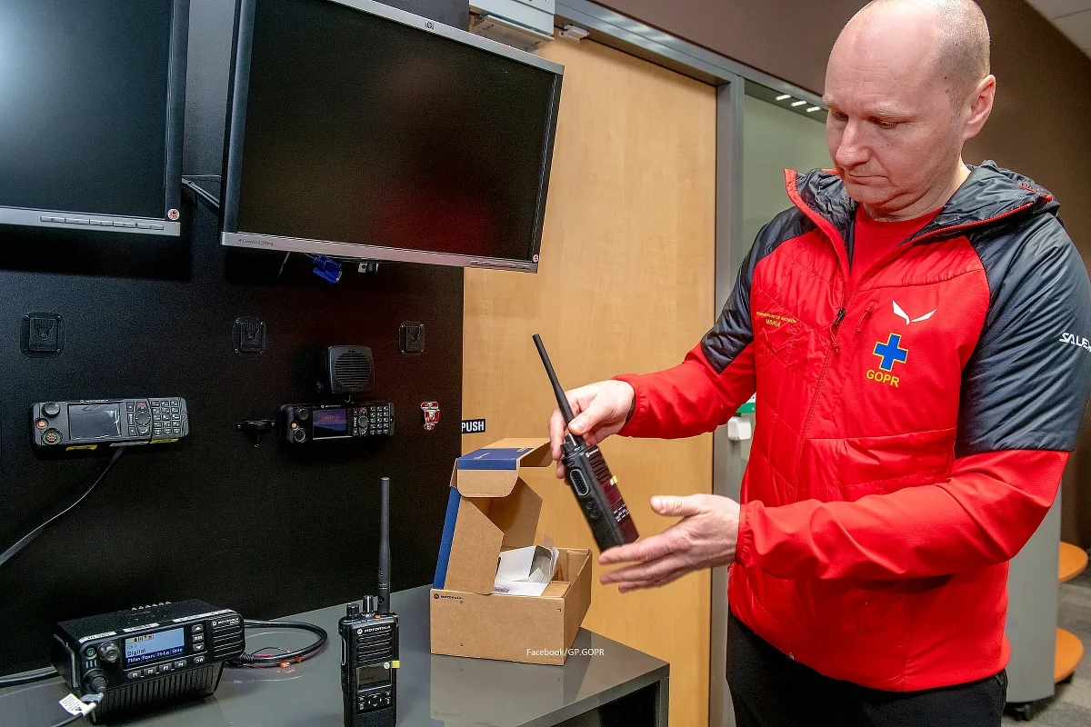 Ratownicy Grupy Podhalańskiej GOPR dostali nowe radiotelefony od ich dystrybutora w Polsce. Zastąpią one sprzęt, który kilka tygodni temu ktoś ukradł ze Stacji Ratunkowej przy stoku narciarskim w Myślenicach. 