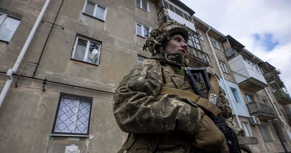 Administracja prezydenta Joe Bidena poinformowała prezydenta Ukrainy Wołodymyra Zełenskiego, że według ocen amerykańskiego wywiadu Rosja przygotowuje się do pełnoskalowej inwazji w ciągu 48 godzin – podaje "Newsweek", cytując anonimowe źródło wywiadowcze w USA. Pentagon ocenia, że możliwy jest jednoczesny atak lotniczy, rakietowy oraz lądowy.