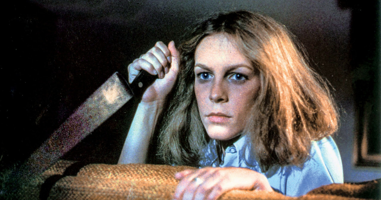 Po raz pierwszy w rolę Laurie Strode wcieliła się w 1978 roku w filmie Johna Carpentera „Halloween”. Potem wracała do niej kilkukrotnie. 14 października tego roku w kinach zadebiutuje film „Halloween Ends”, który według zapowiedzi ma definitywnie zakończyć tę popularną serię. Jeśli te zapowiedzi się potwierdzą, Jamie Lee Curtis nie zagra już postaci, która przyniosła jej sławę. Jeśli tak, to właśnie się z nią pożegnała, gdyż zakończyły się już zdjęcia z jej udziałem.