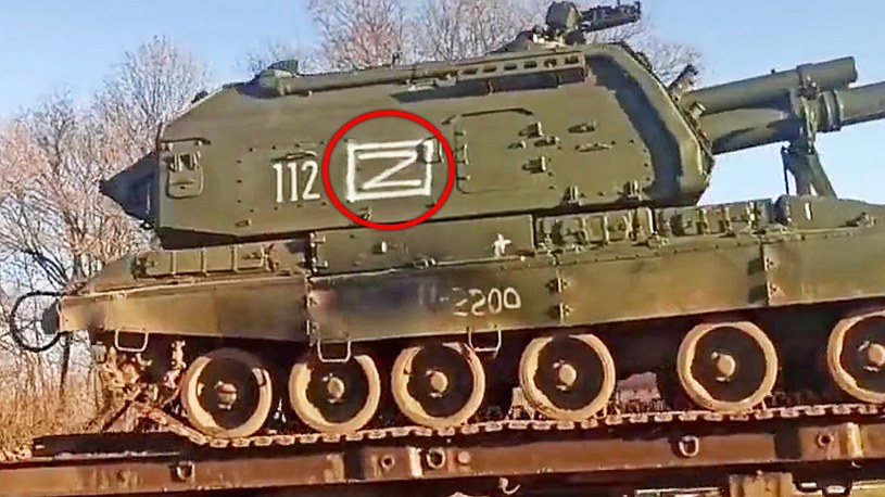 Amerykański wywiad donosi, że rosyjska armia przygotowuje się do wojny na pełną skalę. Atak ma nastąpić w ciągu najbliższych 48 godzin. W związku z tym na rosyjskich pojazdach pojawiają się dziwne symbole. Co one oznaczają?