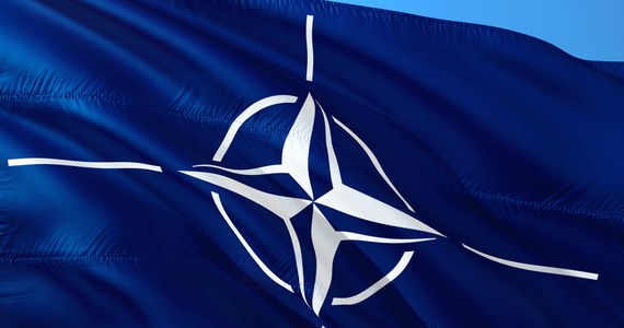 "Zdecydowanie potępiam lekkomyślny i niesprowokowany atak Rosji na Ukrainę, który zagraża życiu niezliczonej liczbie cywilów" - oświadczył w Brukseli sekretarz generalny NATO Jens Stoltenberg.