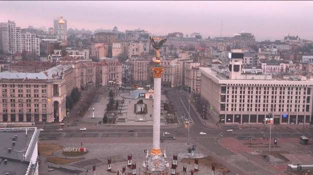 Obrazy Placu Niepodległości w Kijowie podczas wycia syren przeciwlotniczych. Miasta na całej Ukrainie zagrożone rosyjskimi ostrzałami rakietowymi i artylerią.