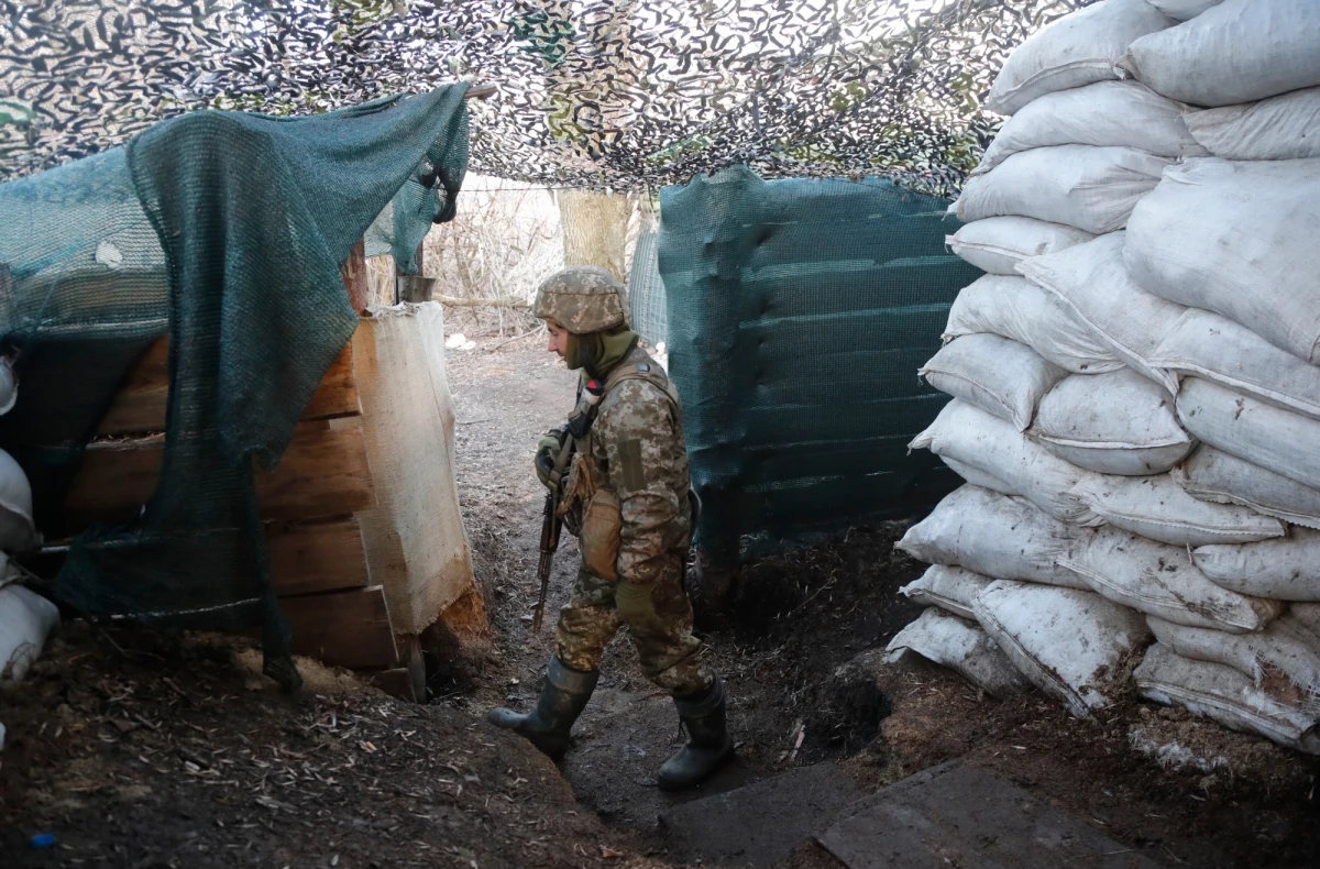 W związku z działaniami zbrojnymi na Ukrainie MSZ odradza wszelkie podróże na Ukrainę, obywatele polscy, którzy przebywają na Ukrainie powinni natychmiast opuścić jej terytorium - przekazało rano Ministerstwo Spraw Zagranicznych.