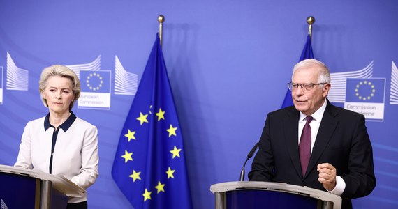 Dzisiaj przedstawimy olbrzymi pakiet sankcji przeciwko Rosji do przyjęcia przez liderów państw UE. Będzie dotyczył strategicznych sektorów rosyjskiej gospodarki, poprzez zablokowanie im dostępu do technologii i rynków - oświadczyła szefowa KE Ursula von der Leyen. To będą najcięższe sankcje w historii – dodał wysoki przedstawiciel Unii ds. zagranicznych Josep Borrell.