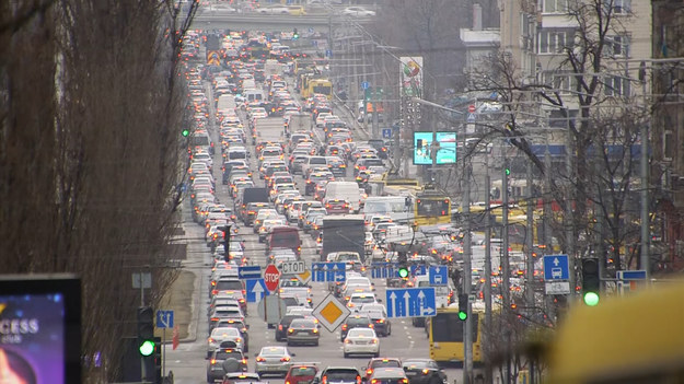 Tysiące mieszkańców Kijowa próbuje wyjechać ze stolicy po porannych atakach. Na trasach wyjazdowych z miasta i w okolicach dworców tworzą się duże korki. Tuż przed świtem, w Kijowie, Charkowie i Odessie słychać było wybuchy. W wyniku ostrzału ucierpiały m.in. podmiejskie lotniska.