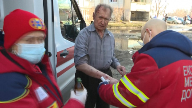 Rosyjskie ataki na Ukrainie nie ograniczają się tylko do celów wojskowych. W mieście Czuhujew na wschodzie Ukrainy trafiony został blok mieszkalny. W wyniku uderzenia zmarł co najmniej jeden cywil.