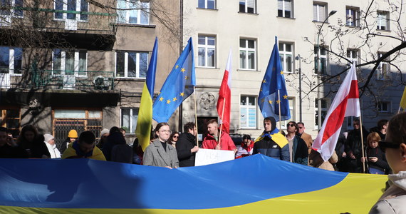 Polacy i Ukraińcy protestują przeciwko atakowi wojsk rosyjskich na Ukrainę. Przed konsulatem Federacji Rosyjskiej w Krakowie w czwartek rano zebrało się kilkadziesiąt osób. Skandują: "Ręce precz od Ukrainy", "Solidarni z Ukrainą", "Zatrzymajcie agresję Putina".  