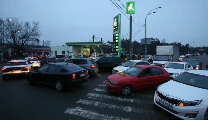 Mieszkańcy opuszczają Kijów. Gigantyczne korki na drogach wyjazdowych 