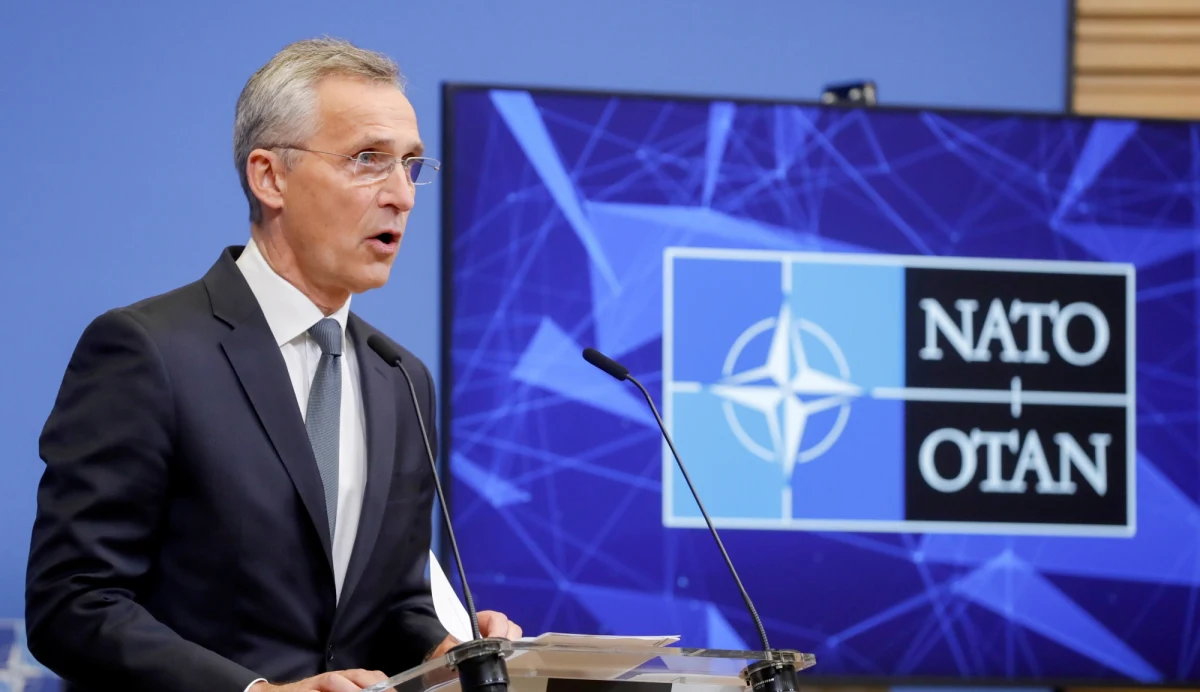 "Pokój w Europie został zachwiany" - oświadczył na konferencji prasowej szef NATO Jens Stoltenberg. Sekretarz generalny przekazał, że "uruchomiono dziś plany obronne Sojuszu". "Atak na jednego członka NATO będzie traktowany jak atak na wszystkich" - podkreślił Stoltenberg. 