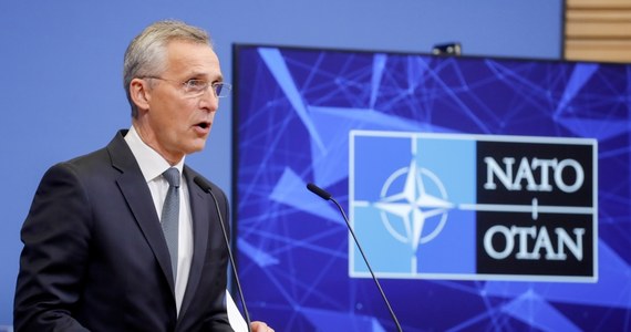 "Pokój w Europie został zachwiany" - oświadczył na konferencji prasowej szef NATO Jens Stoltenberg. Sekretarz generalny przekazał, że "uruchomiono dziś plany obronne Sojuszu". "Atak na jednego członka NATO będzie traktowany jak atak na wszystkich" - podkreślił Stoltenberg. 