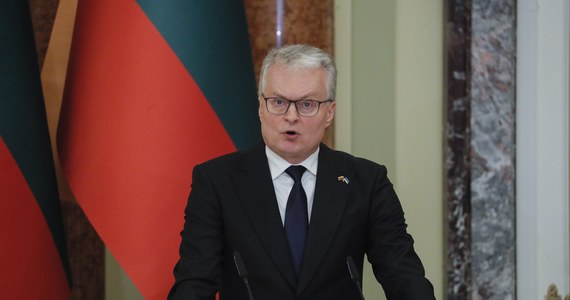 W związku z najazdem Rosji na Ukrainę prezydent Litwy Gitanas Nauseda wydał dekret o wprowadzeniu w kraju stanu wyjątkowego. Na nadzwyczajnej sesji dekret ma zatwierdzić Sejm.