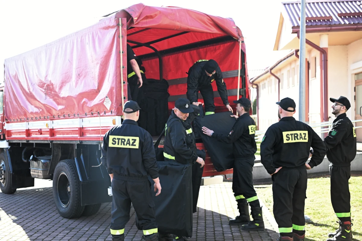 45 osób - kadeci i kadra ze Szkoły Aspirantów Państwowej Straży Pożarnej w Krakowie wyruszyli w czwartek w kierunku Rzeszowa. Mają udzielić wsparcia przy tworzeniu punktów recepcyjnych dla uchodźców z Ukrainy. 

