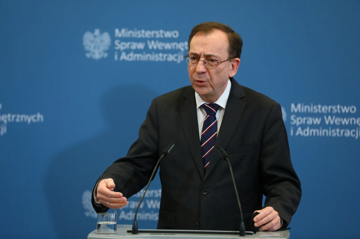 Polska jest bezpiecznym krajem dla naszych obywateli i będzie też bezpiecznym krajem dla naszych sąsiadów, dla naszych przyjaciół, dla tych, którzy są w tej chwili w bardzo trudnej sytuacji - zapewnił na konferencji prasowej szef MSWiA Mariusz Kamiński.