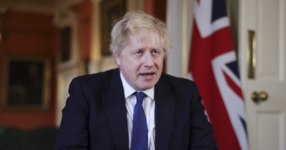 "Wielka Brytania przyjmie potężny pakiet sankcji. Zachód musi wspólnie skończyć z zależnością od rosyjskiej ropy i gazu" - powiedział brytyjski premier Boris Johnson w orędziu po agresji Rosji na Ukrainę. Rosyjski ambasador w Londynie po raz kolejny został wezwany przez brytyjską szefową MSZ.