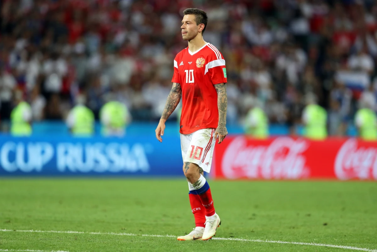 "Nie" dla wojny - napisał w mediach społecznościowych rosyjski piłkarz reprezentacji kraju Fiodor Smołow. Przesłanie zobrazował pękniętym sercem, ukraińską flagą i wielkim czarnym tłem. Ukraińscy sportowcy apelują o pokój i dziękują za wsparcie.