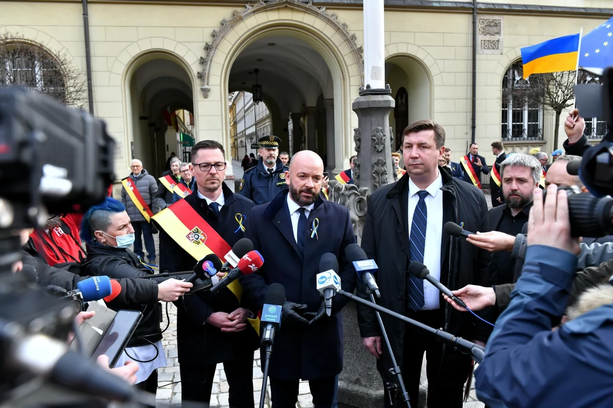 Przed miejskim Ratuszem we Wrocławiu, w akcie solidarności, wciągnięto na maszt ukraińską flagę. Radni Wrocławia potępili działania Rosji i zaapelowali do społeczności międzynarodowej o skuteczną presję na ten kraj.