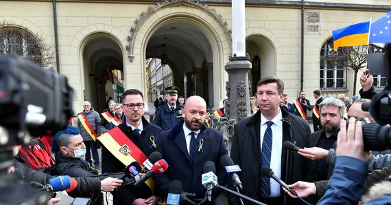 Przed miejskim Ratuszem we Wrocławiu, w akcie solidarności, wciągnięto na maszt ukraińską flagę. Radni Wrocławia potępili działania Rosji i zaapelowali do społeczności międzynarodowej o skuteczną presję na ten kraj.