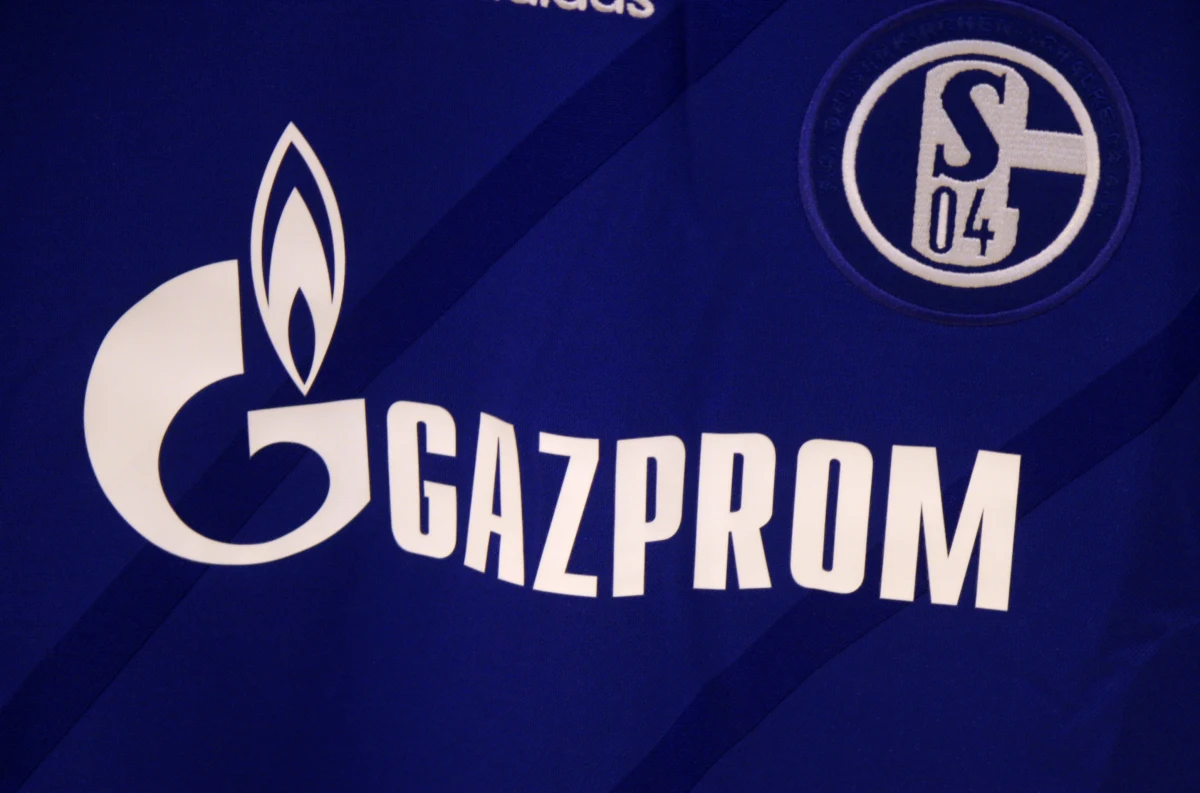 W związku z inwazją Rosji na Ukrainę niemiecki klub piłkarski Schalke 04 Gelsenkirchen zdecydował się usunąć z koszulek piłkarzy logo głównego sponsora, firmy Gazprom - rosyjskiego giganta energetycznego. Gazprom przekazuje klubowi kilka milionów euro rocznie.