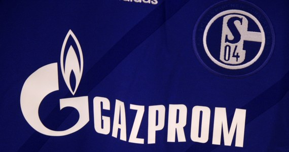 W związku z inwazją Rosji na Ukrainę niemiecki klub piłkarski Schalke 04 Gelsenkirchen zdecydował się usunąć z koszulek piłkarzy logo głównego sponsora, firmy Gazprom - rosyjskiego giganta energetycznego. Gazprom przekazuje klubowi kilka milionów euro rocznie.