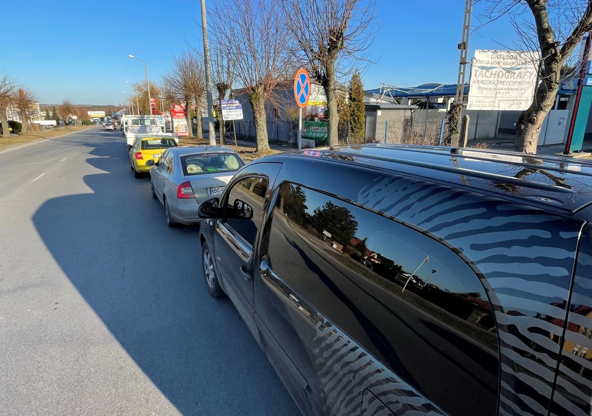 Długie kolejki samochodów na stacjach benzynowych w niemal całej Polsce, zwłaszcza na wschodzie kraju. PKN Orlen uspokaja i zapewnia, że wszystkie stacje są zabezpieczone i paliwa nie zabraknie.