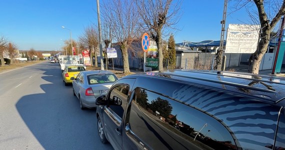 Długie kolejki samochodów na stacjach benzynowych w niemal całej Polsce, zwłaszcza na wschodzie kraju. PKN Orlen uspokaja i zapewnia, że wszystkie stacje są zabezpieczone i paliwa nie zabraknie.