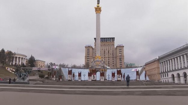 Ulice w Kijowie opustoszały. To reakcja na zbrojny atak na Ukrainę, którego w czwartek nad ranem dokonała Rosja.
Burmistrz Kijowa Witalij Kliczko wezwał trzy miliony mieszkańców miasta do pozostania w domach. Powiedział także, że każdy powinien przygotować torby z niezbędnymi rzeczami, takimi jak lekarstwa i dokumenty.
W czwartek rano w stolicy Ukrainy zawyły syreny, słychać było eksplozje, a ludzie zgromadzili się na stacjach kolejowych.
Do tej pory zginęło ponad 40 żołnierzy, a dziesiątki zostało rannych.
