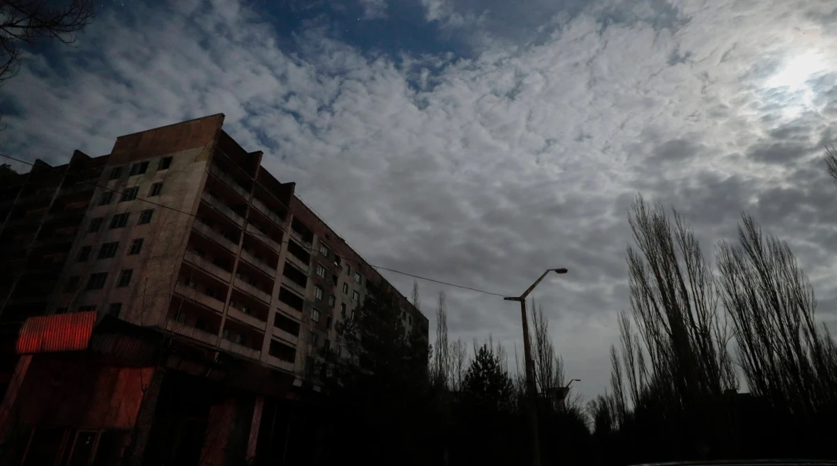 Rosyjskie wojska, które zaatakowały z Białorusi, zdobyły elektrownię atomową w Czarnobylu. Ukraińska strona mówi o utracie kontroli i ostrzega, że nieznany jest stan obiektów byłej elektrowni czy składowisk odpadów promieniotwórczych.