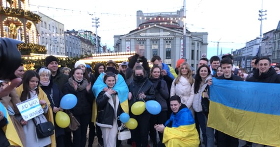 Kilkudziesięciu obywateli Ukrainy mieszkających na Śląsku zebrało się na rynku w Katowicach, by zaprotestować przeciwko wojnie w ich ojczyźnie. 
