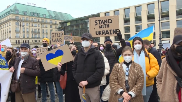 Przed Bramą Brandenburską w Berlinie kilkaset osób demonstrowało przeciwko rosyjskiej inwazji na Ukrainę. Machając transparentami i flagami w ukraińskich barwach, domagali się sankcji wobec Rosji i wzywali Europę do działania.