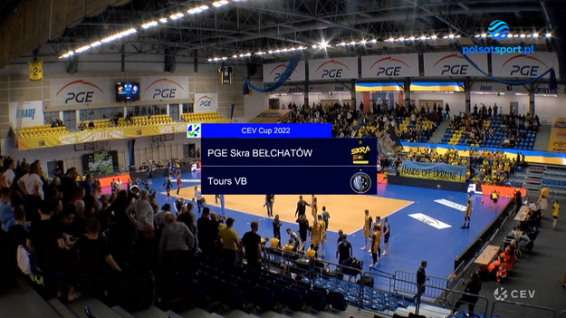 PGE Skra Bełchatów - VB Tours 3:2 (24:26, 25:22, 25:20, 22:25, 15:13)

PGE Skra pamiętała o Ukrainie
W Bełchatowie zareagowali na wydarzenia na wschodzie Europy. "Będziemy z Ukrainą w tym trudnym momencie. Jeszcze Ukraina nie zginęła" - napisali na twitterze. Przed meczem pojawiła się flaga "Ręce precz od Ukrainy" i rozległy się dla zaatakowanych - jak powiedział spiker - "naszych braci".

Początek spotkania był bardzo wyrównany - obie drużyny grały punkt za punkt. Zawodnicy nie mieli większych kłopotów z przyjęciem zagrywki i rozgrywający mogli dobrze rozdzielać piłki. Nieudany atak gości i wygrana walka na siatce pozwoliły bełchatowianom uciec na cztery punkty (10-6).
Skra zaczęła jednak popełniać niewymuszone błędy - najczęściej autowe ataki i przewaga zaczęła topnieć. Dobrze grał Robert Taht, który do niedawna był głównie rezerwowym. Po jego bloku Skra wygrywała 20-17 i trener gości wziął czas. Podziałało, bo Francuzi błyskawicznie odrobili straty (21-21), a po asie Dmytra Teriomienko wyszli na prowadzenie. Trener Slobodan Kovac poprosił o przerwę i też podziałało. Po asie Aleksandara Atanasijevicia był remis. Końcówka należała jednak do gości.

Skra - Tours. Świetna zmiana Sawickiego
W drugiej partii minimalną, jedno-, dwupunktową przewagę miało Tours, ale Skra wzięła się w garść. Po dwóch asach Tahta prowadziła 12-10. Pojedynczy blok Milada Ebadipura dał nawet cztery punkty przewagi. Tours cały czas było jednak groźne - świetnie grało w obronie i powoli odrabiało straty. Kłopoty z przyjęciem, błędy w rozegraniu sprawiły, że w końcu był remis. W ważnym momencie na boisko wszedł Mikołaj Sawicki i zaserwował dwa asy (23-20). To był kluczowy moment seta.

Skra - Tours. Na kłopoty znów Sawicki
W trzeciej partii znów gra długo była wyrównana. Dopiero po wejściu na zagrywkę Atanasijevicia Skrzy udało się odskoczyć na cztery punkty (15-11). Ale i Francuzi odpowiedzieli dobrym serwisem Graciano da Silvy i wkrótce był remis. Na zagrywkę wszedł Sawicki i znów bezpośredni