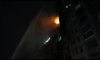 Ukraińscy strażacy gaszą pożar po ostrzale budynku mieszkalnego w Kijowie
