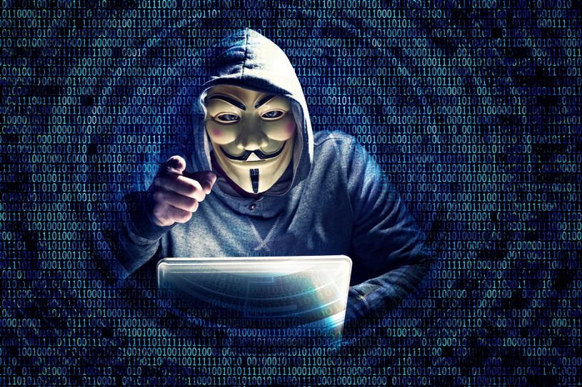 Międzynarodowa grupa aktywistów znana całemu światu jako Anonymous postanowiła sprzeciwić się rosyjskiej agresji na Ukrainę w najlepiej znany sobie sposób, a mianowicie zaangażować w działalność hakerską utrudniającą działania Władimira Putina. 